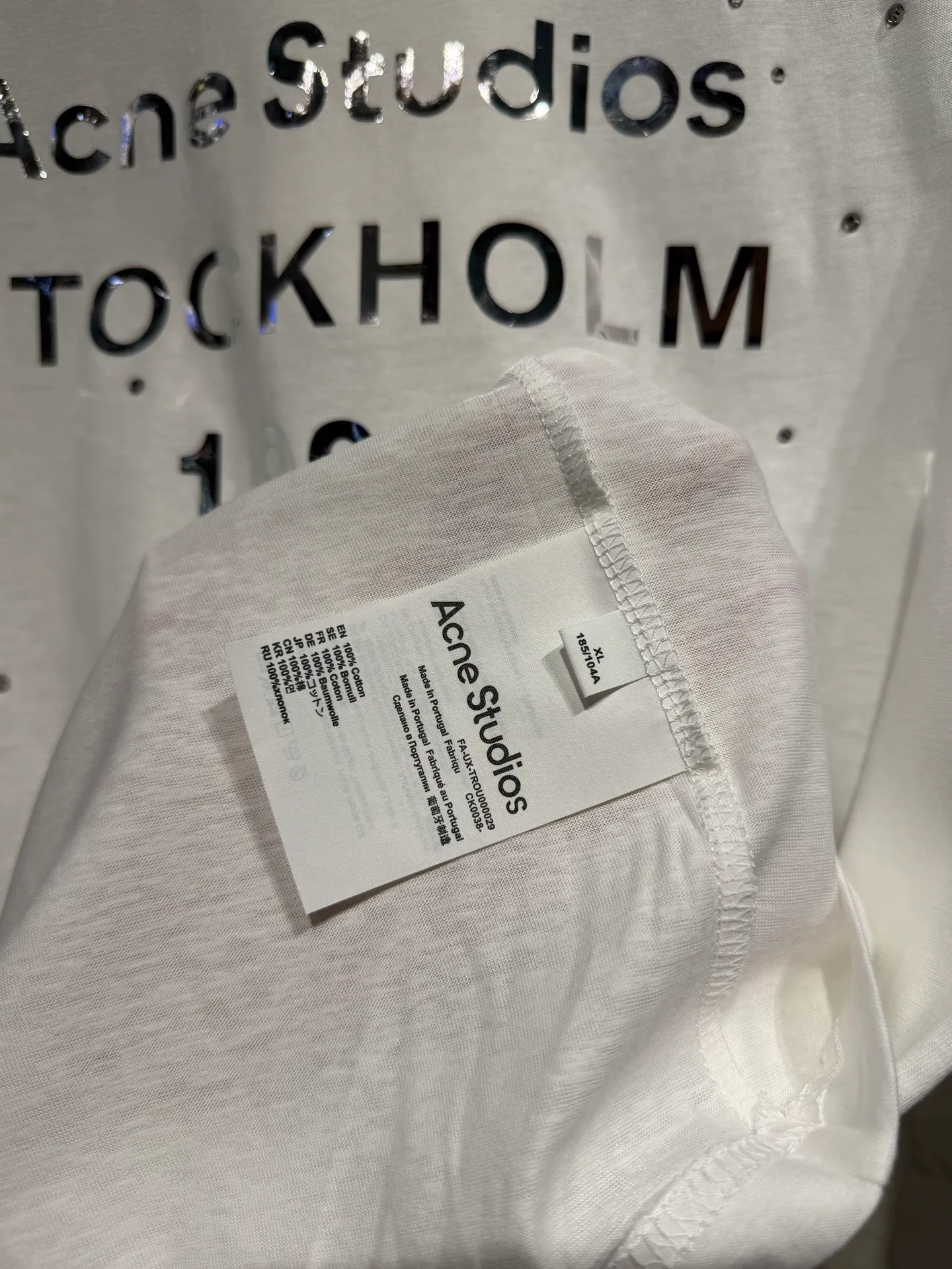 Acne Studios New Arrival North America Limited Laser Silver Series Hot Diamond T-Shirt Acne Studios Highest Version Short Sleeve Series Short Sleeve T-shirt I can't help but love the T os version. It is not picky. The snowflake cotton fabric feels soft and smooth and is not easy to wash. The fabric has been treated so it is stronger than the Quality counter. It can be used as sun protection clothing in summer. The same fabric as the original one is relatively thin. The feel and count are in place. The yellowing effect is cool and the printing effect is also in place. Details are online See comparison 1 color four sizes #short-sleeved t-shirt # #acne Color: White Black Size: S M LXL